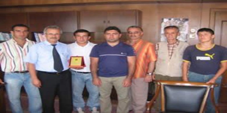 Güreşcilerden vefa örneği Güreşcilerden vefa örneği