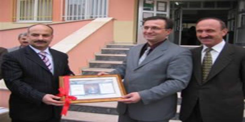 Bayraklı karne sevinci