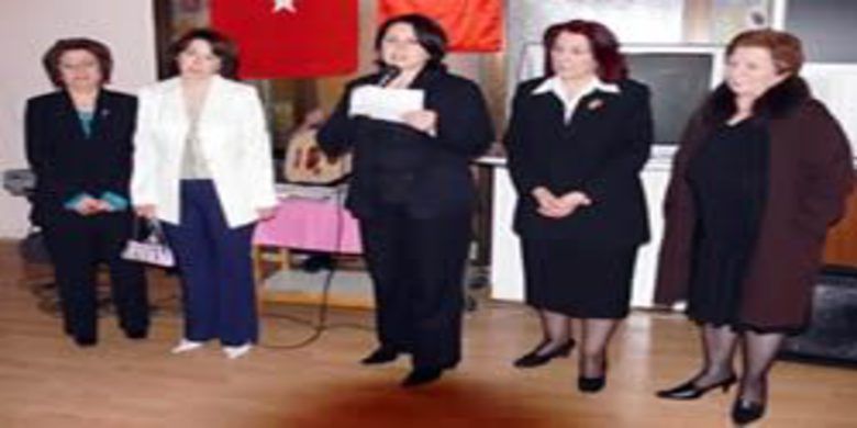 Yardımseverler derneğinden yemek Yardımseverler derneğinden yemek
