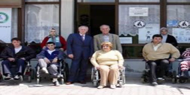 Engellilere sandalye yardımı
