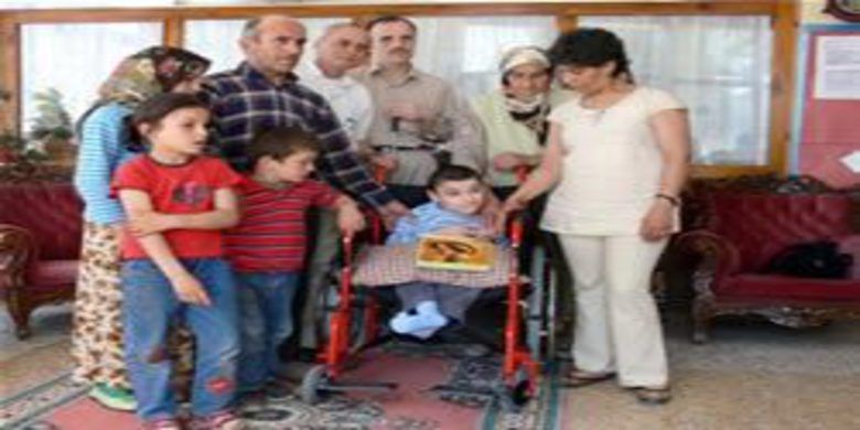Felçli çocuğa tekerlikli sandalye Felçli çocuğa tekerlikli sandalye