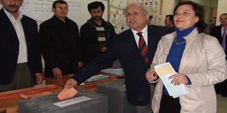Yaşar Buharalıoğlu Eşi İle Oy Kullandı Yaşar Buharalıoğlu Eşi İle Oy Kullandı