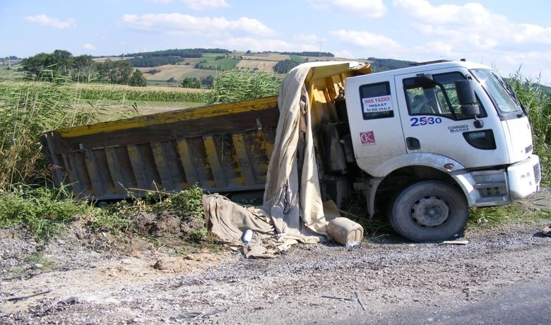 Kamyon Devrildi: 1 Yaralı Kamyon Devrildi: 1 Yaralı