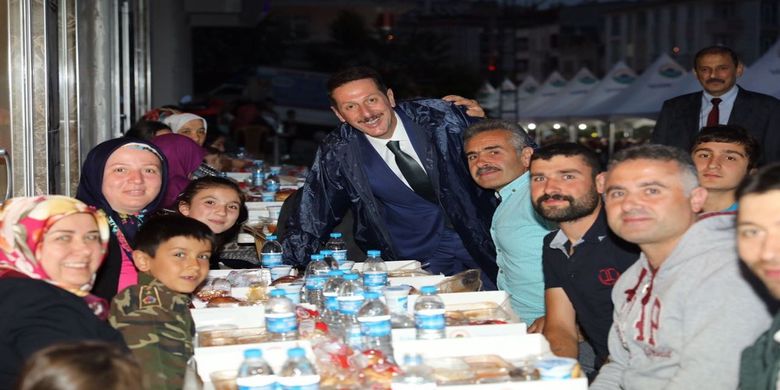 Kışla'da 750 Metre Uzunluğunda Dev İftar Kışla'da 750 Metre Uzunluğunda Dev İftar