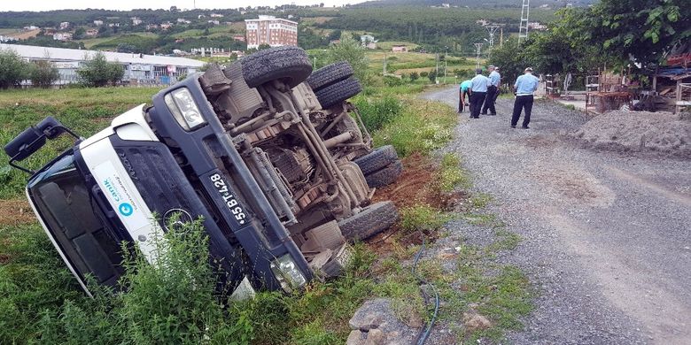 Çöp Kamyonu Devrildi: 1 Yaralı Çöp Kamyonu Devrildi: 1 Yaralı