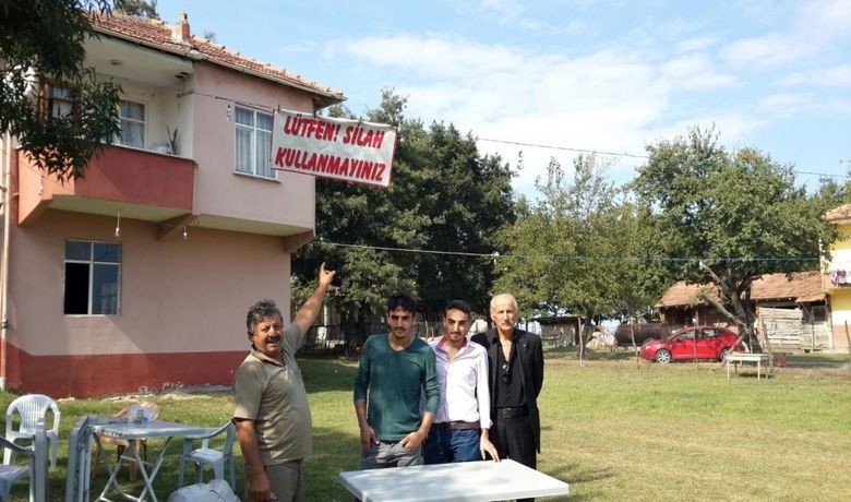 Pankart Astı, Silah Attırmadı