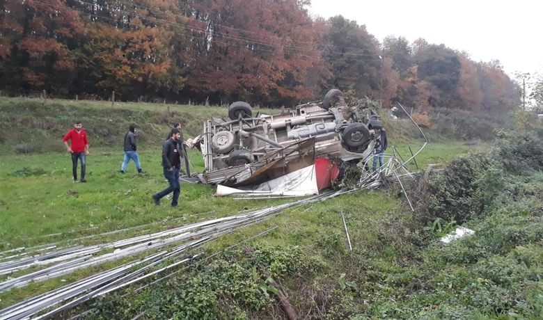 Kamyonet Şarampole Devrildi: 2 Yaralı