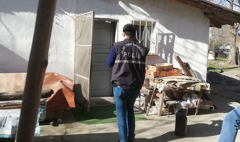 Tuvalete Gitme Bahanesiyle 3 Bin Lirayı Çaldı Tuvalete Gitme Bahanesiyle 3 Bin Lirayı Çaldı