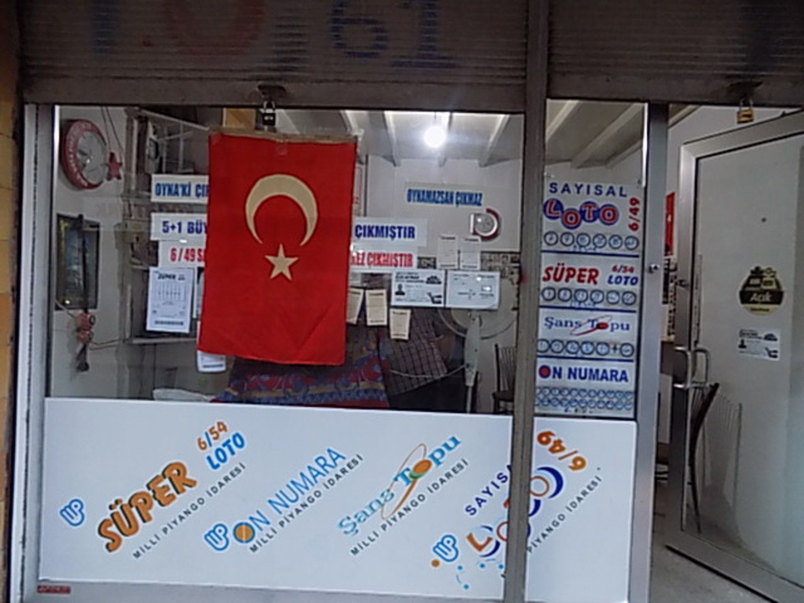 Ünal Hatipoğlu'nun vefa duvarı