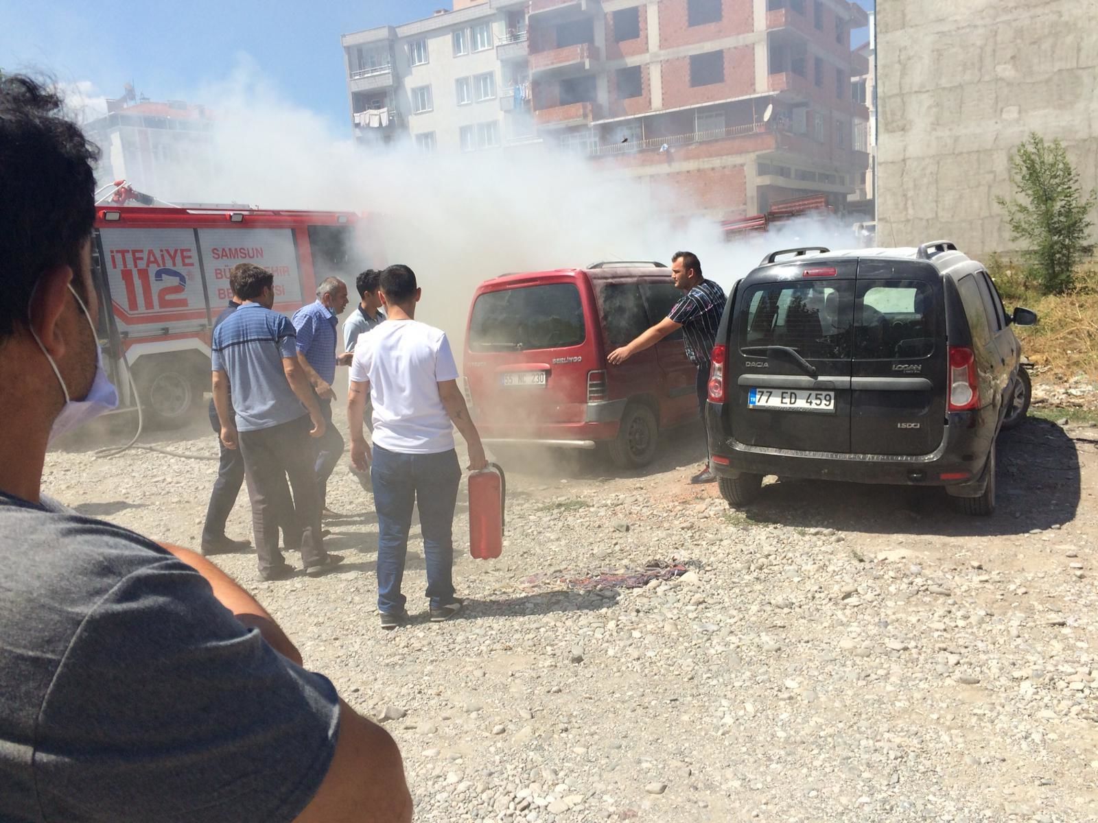 Bafra’da Park Halindeki Araçta Yangın!