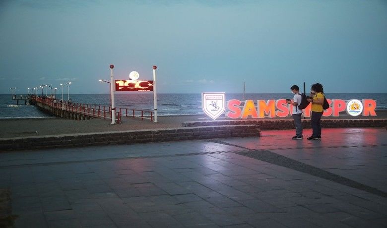 Halk İskelesi ışıl ışıl
Halk İskelesi ışıl ışıl