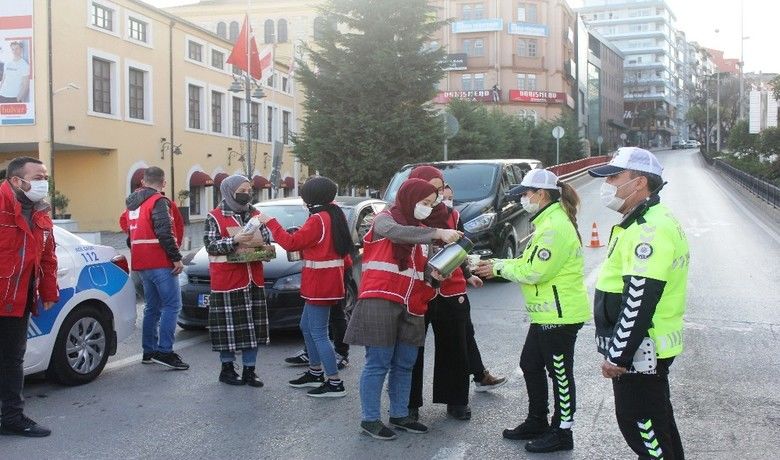 Kızılay’dan polis ekiplerine ikram
Kızılay’dan polis ekiplerine ikram
