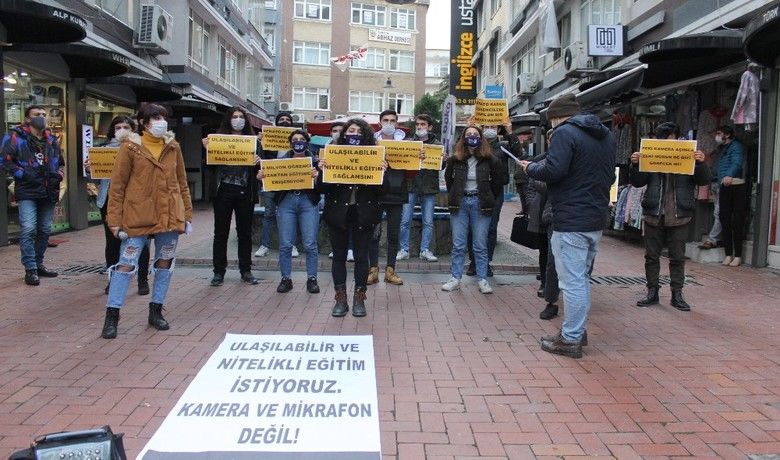 OMÜ’lü öğrencilerden ’kamera’ eylemi
OMÜ’lü öğrencilerden ’kamera’ eylemi
