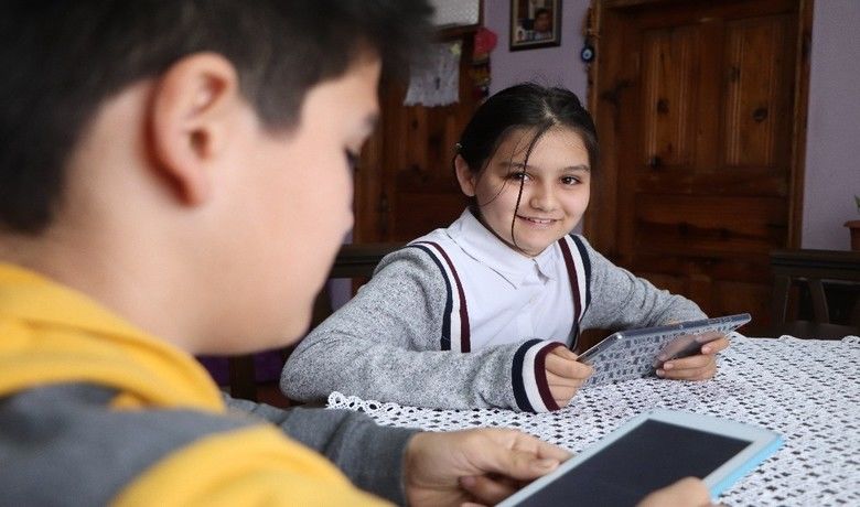 Okula olan özlemlerini tabletlerle gideriyorlar
Okula olan özlemlerini tabletlerle gideriyorlar