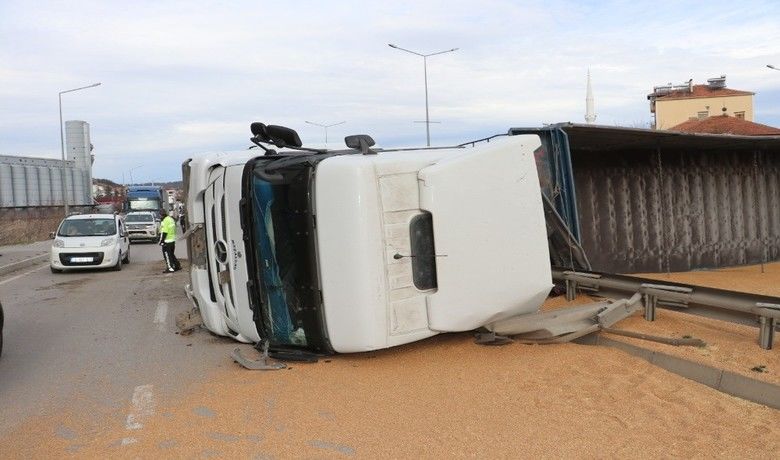 Tır devrildi, tonlarca buğday yola saçıldı
Tır devrildi, tonlarca buğday yola saçıldı