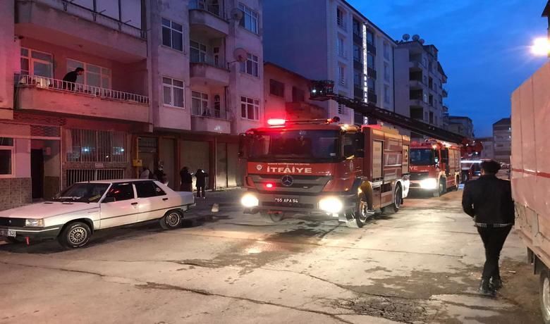 Bafra'da 3 Katlı Metruk Binada Yangın Bafra'da 3 Katlı Metruk Binada Yangın