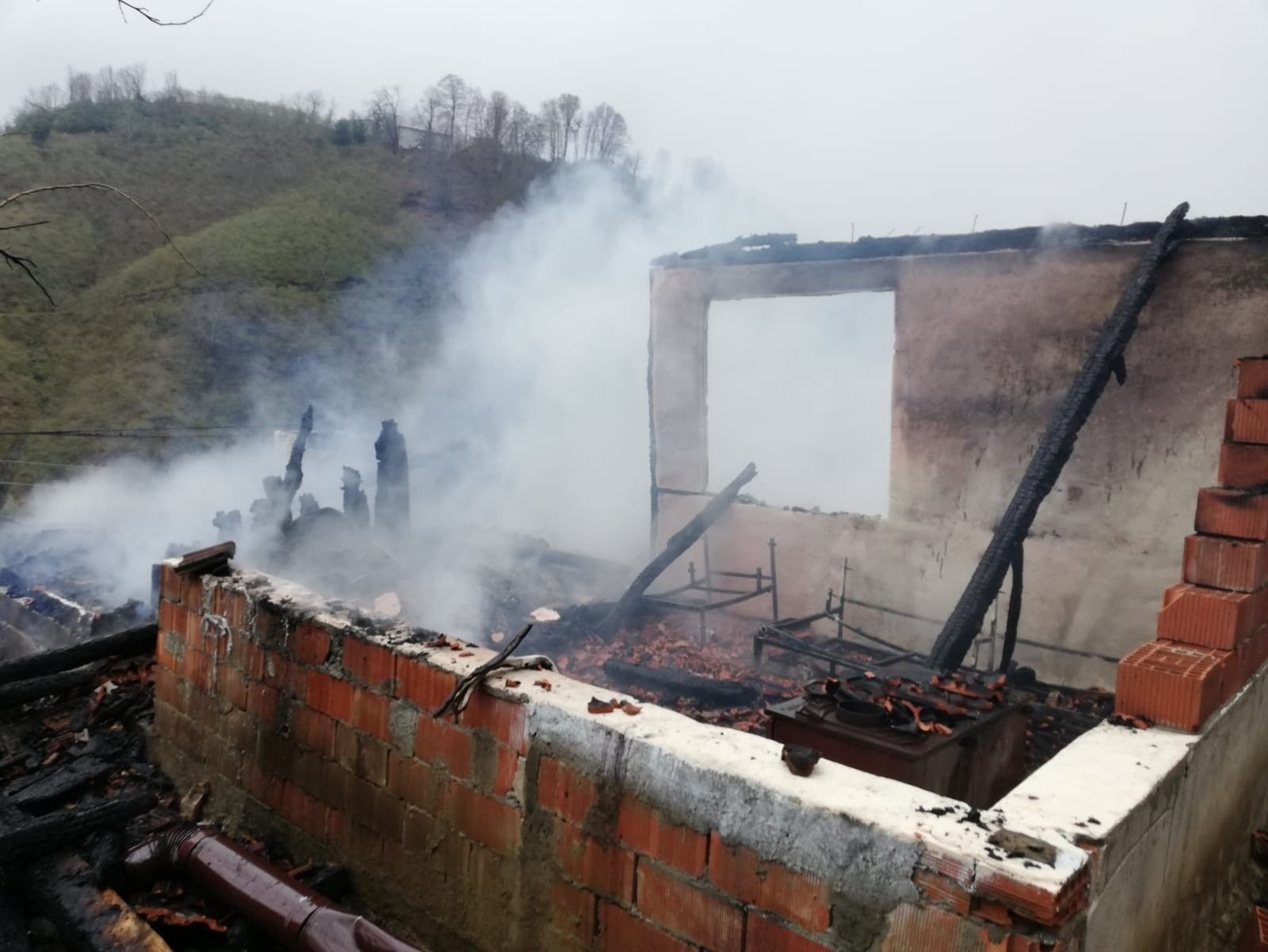 Samsun’da 2 katlı ev küle döndü
