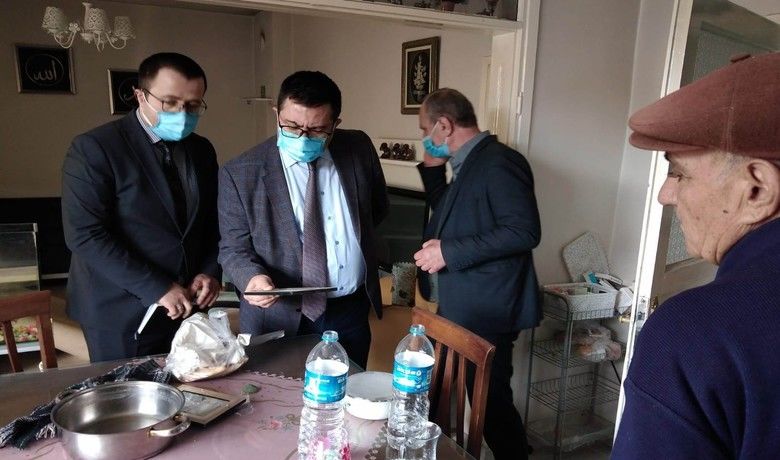 Evi yanan aileye kaymakamdan yardım
