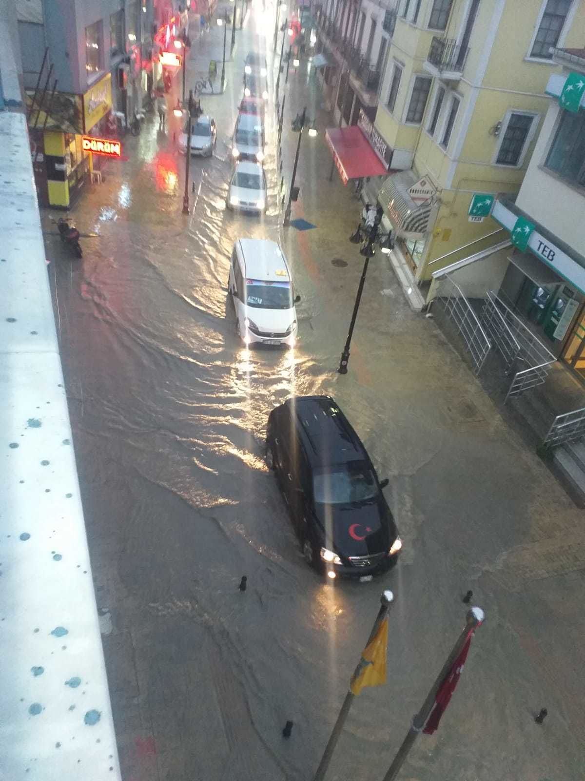 Sağanak yağmur Bafra'da hayatı felç etti