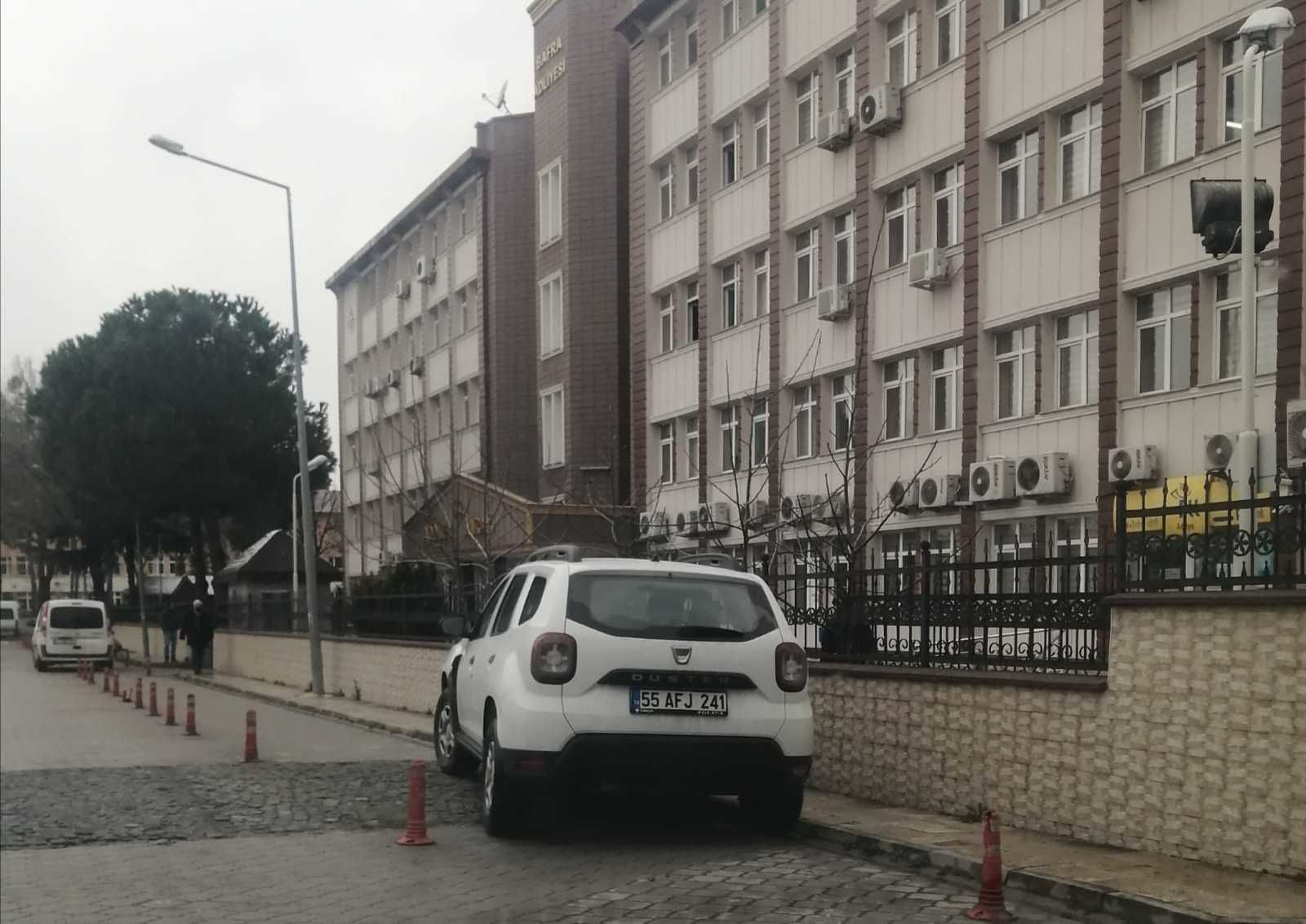 Bafra'dan kaldırıma araç parkı manzaraları