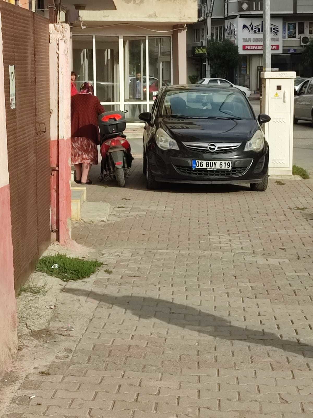 Bafra'dan kaldırıma araç parkı manzaraları
