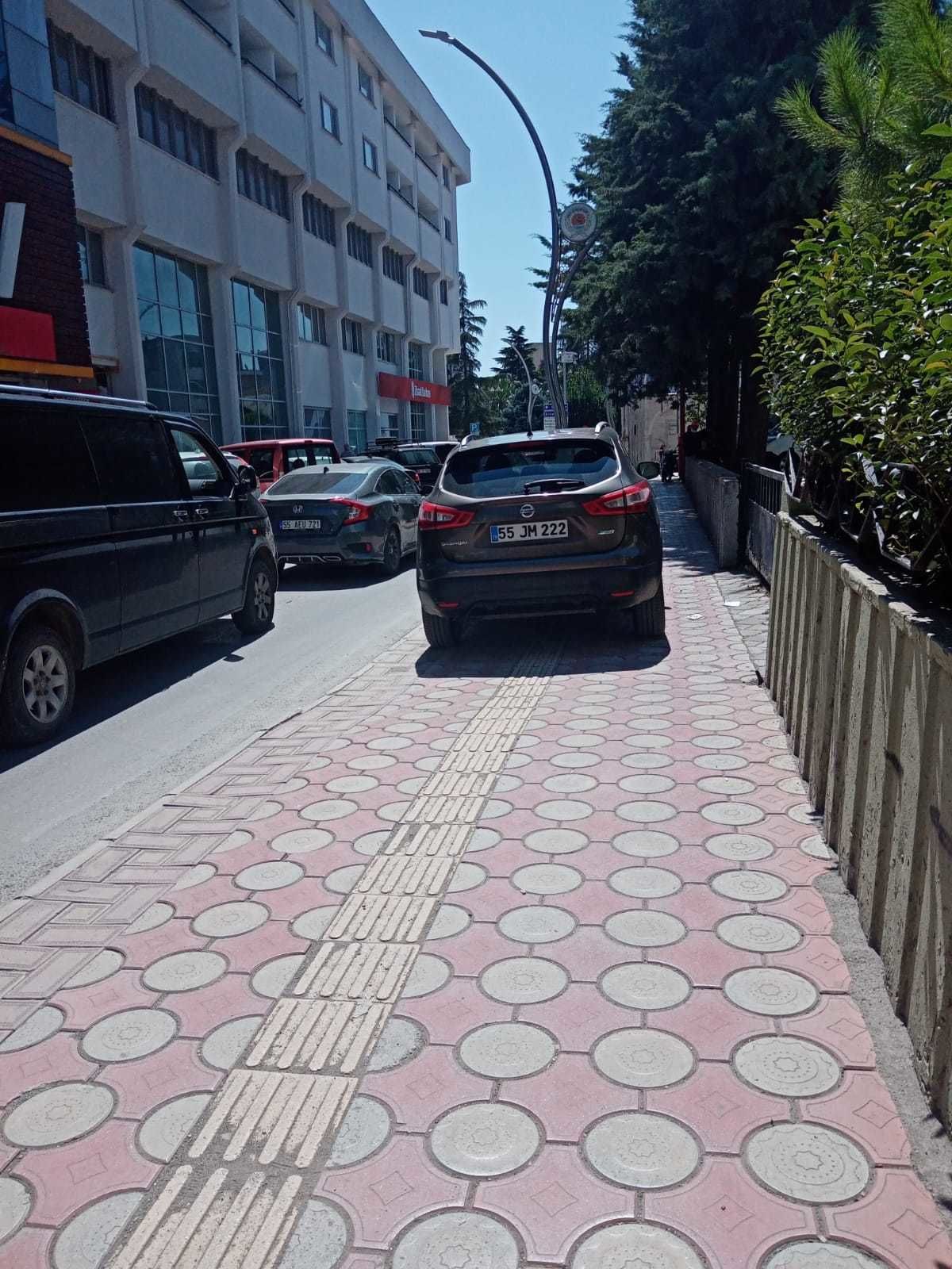 Bafra'dan kaldırıma araç parkı manzaraları
