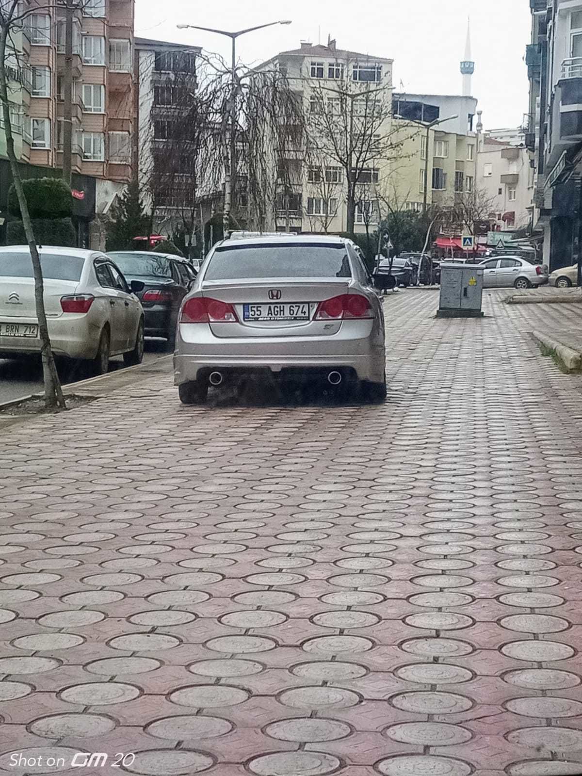 Bafra'dan kaldırıma araç parkı manzaraları