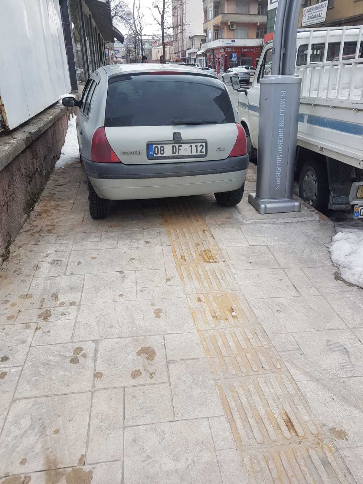 Bafra'dan kaldırıma araç parkı manzaraları