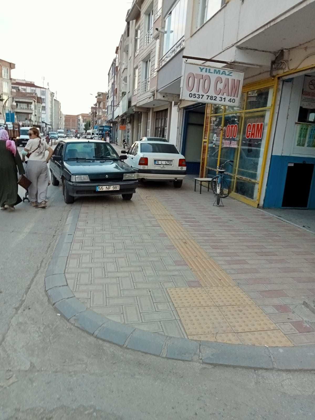Bafra'dan kaldırıma araç parkı manzaraları