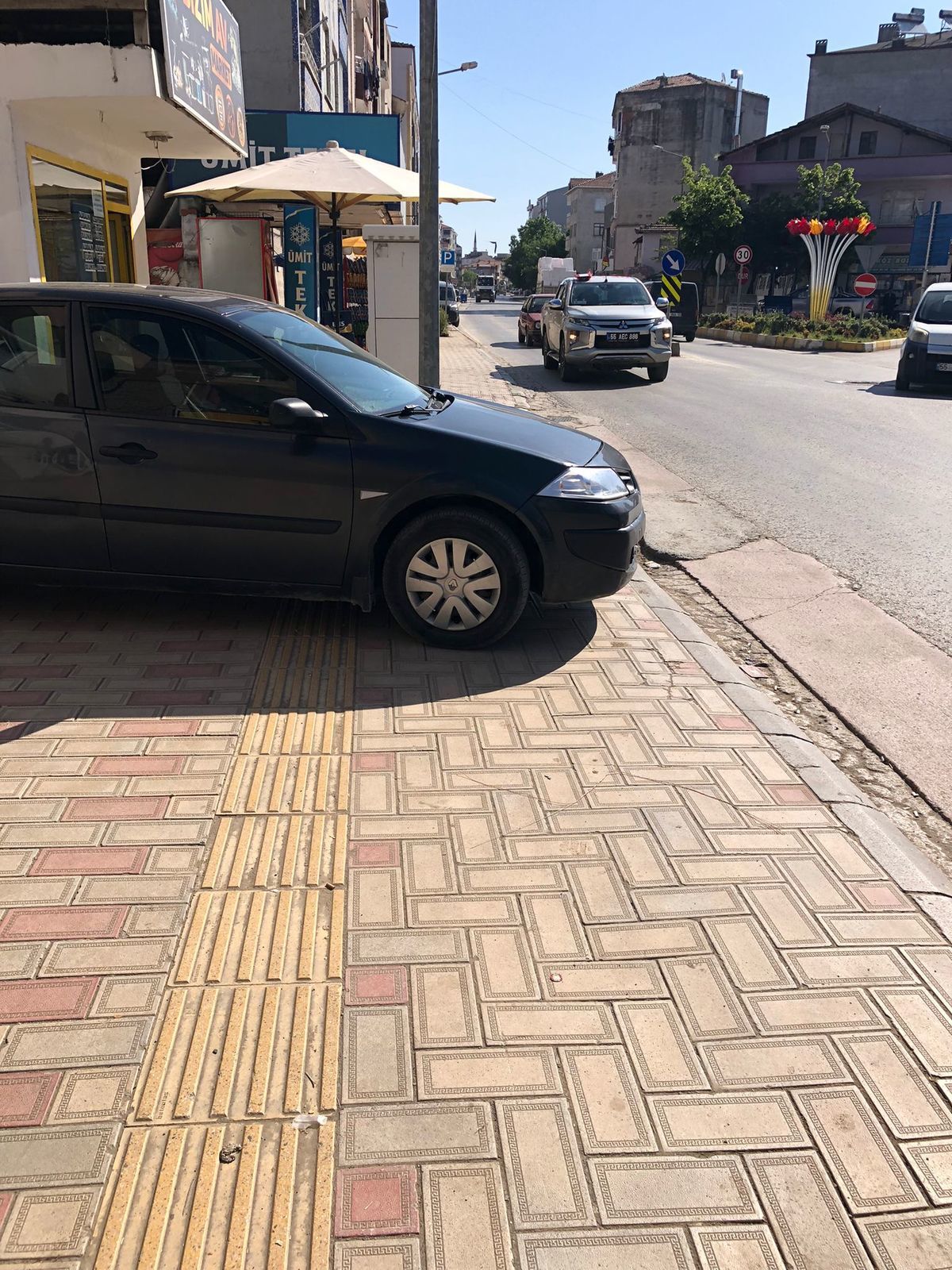 Bafra'dan kaldırıma araç parkı manzaraları