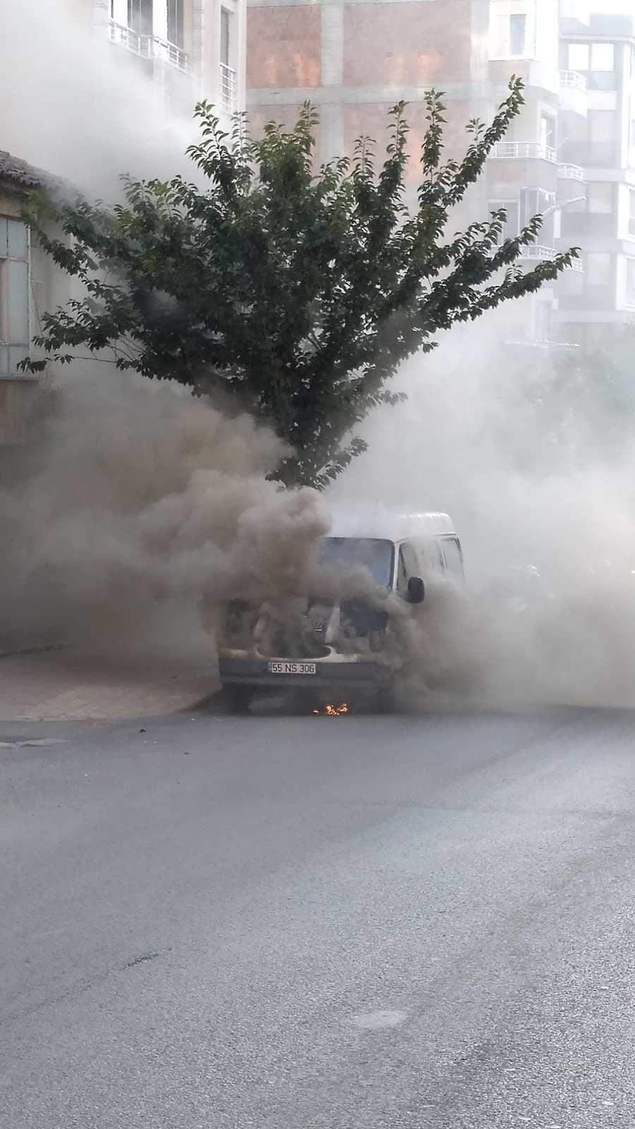 Park Halindeki Araç Alev Aldı