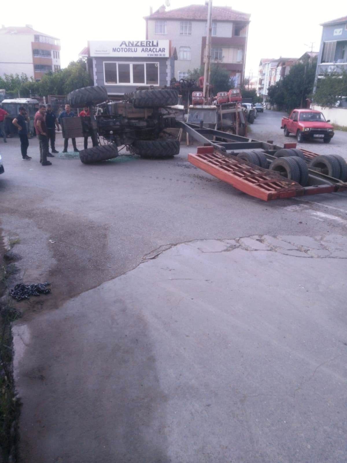 Biçerdöver Çeken Traktör Devrildi
