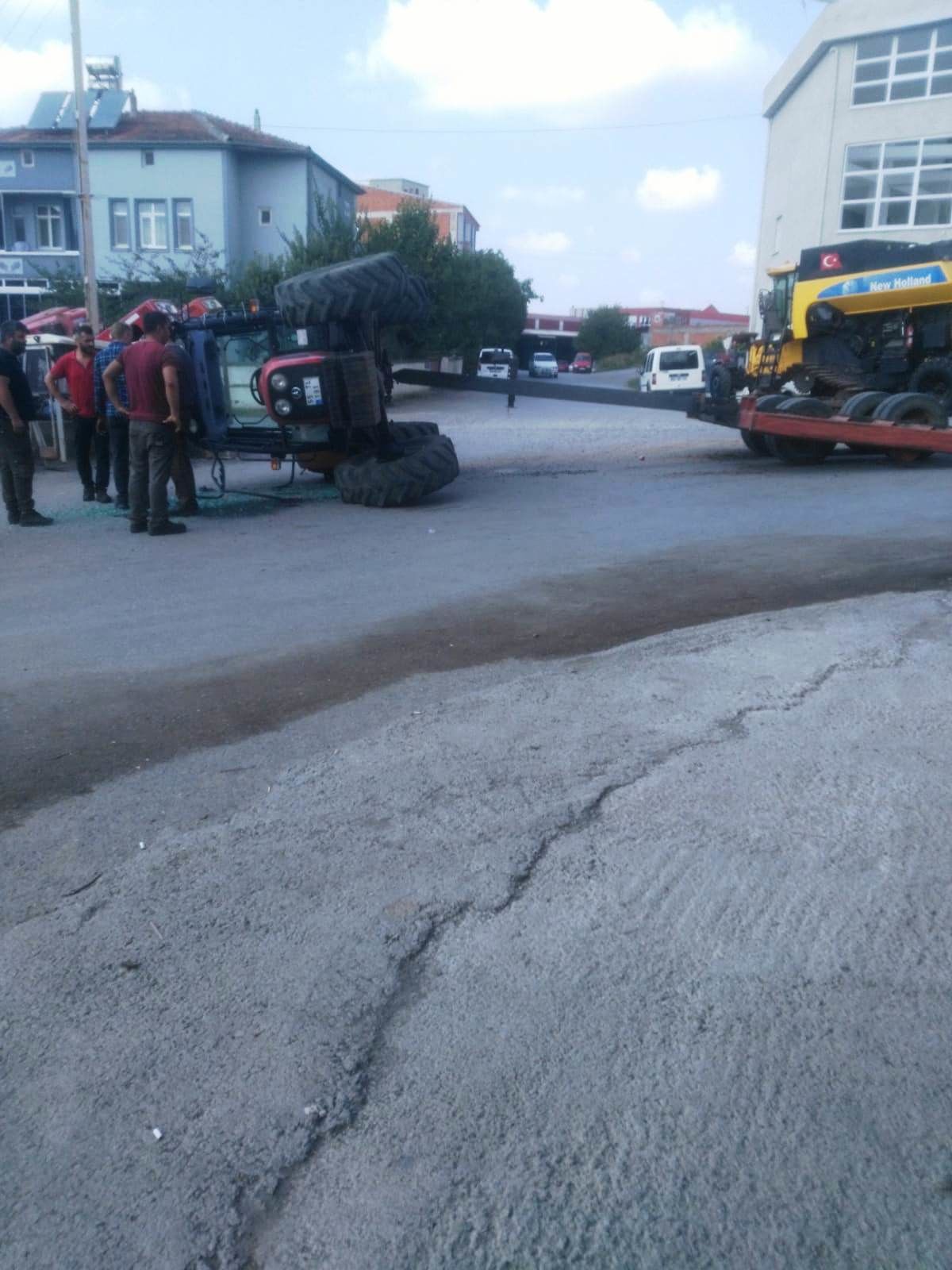 Biçerdöver Çeken Traktör Devrildi