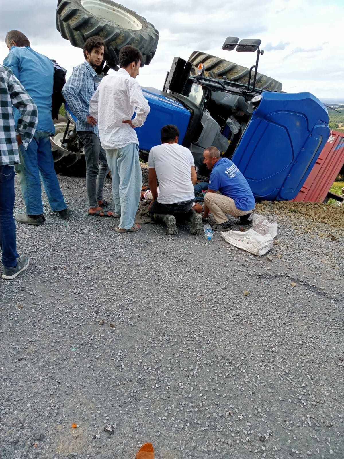 Tomruk yüklü traktör devrildi: 2 yaralı
