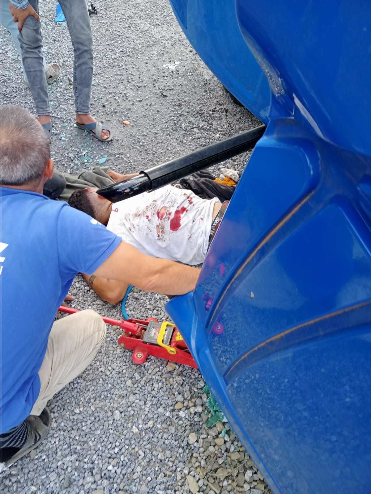 Tomruk yüklü traktör devrildi: 2 yaralı
