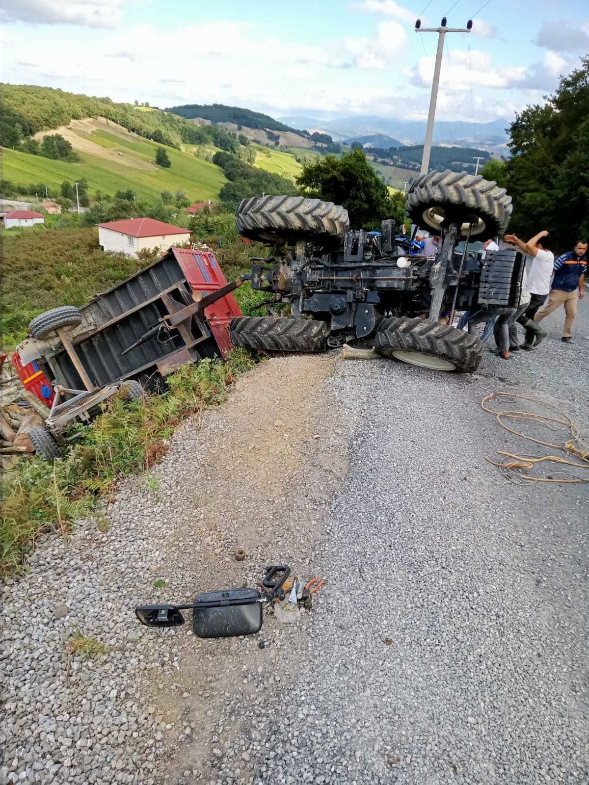 Tomruk yüklü traktör devrildi: 2 yaralı
