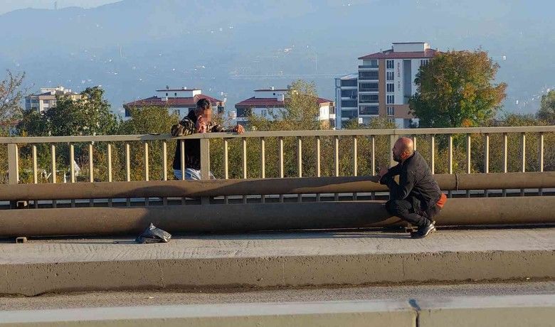 Köprüde intihar girişimi
Köprüde intihar girişimi