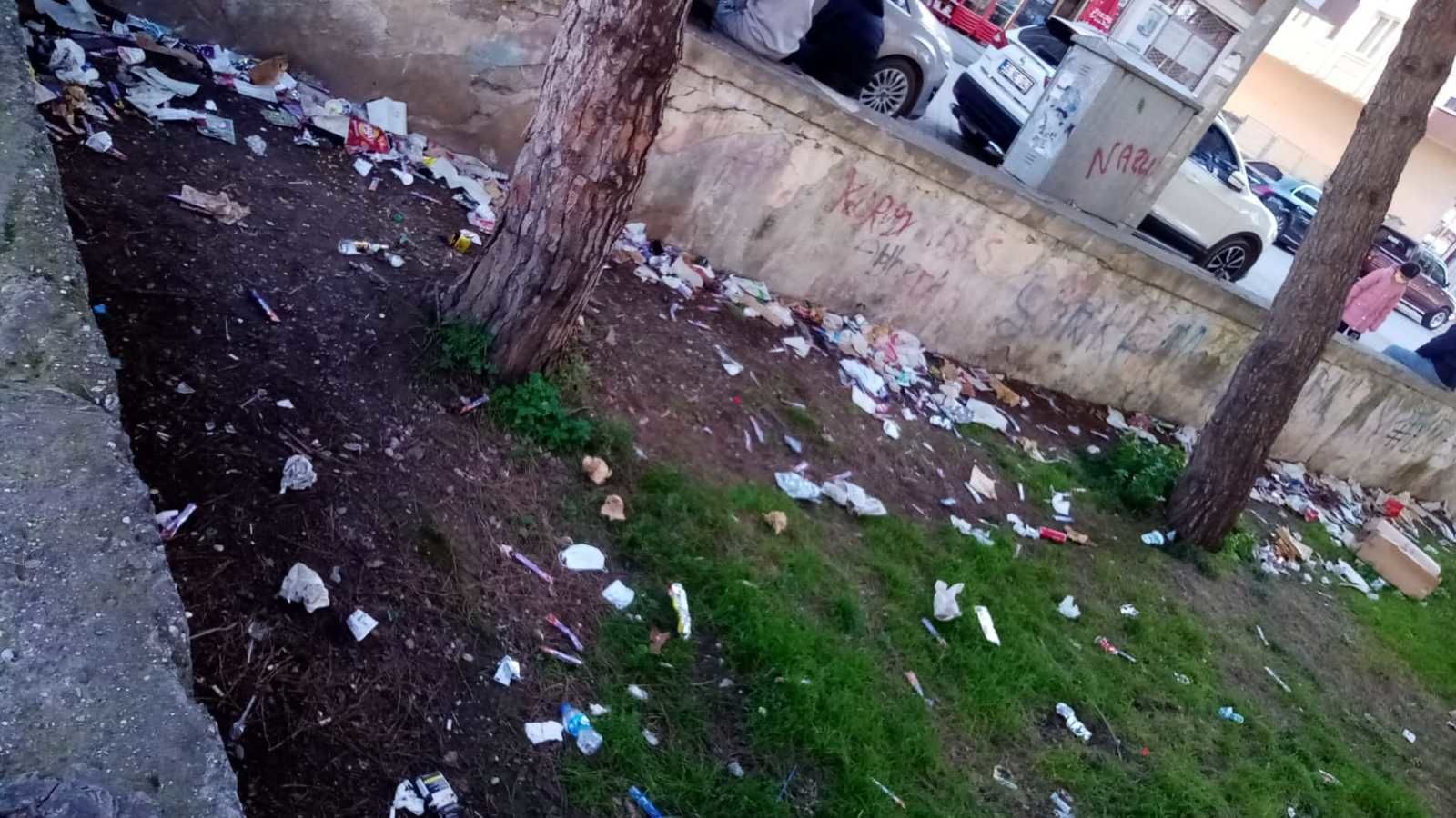 Okul Önü Çöplük Gibi! Eğitim Şart…