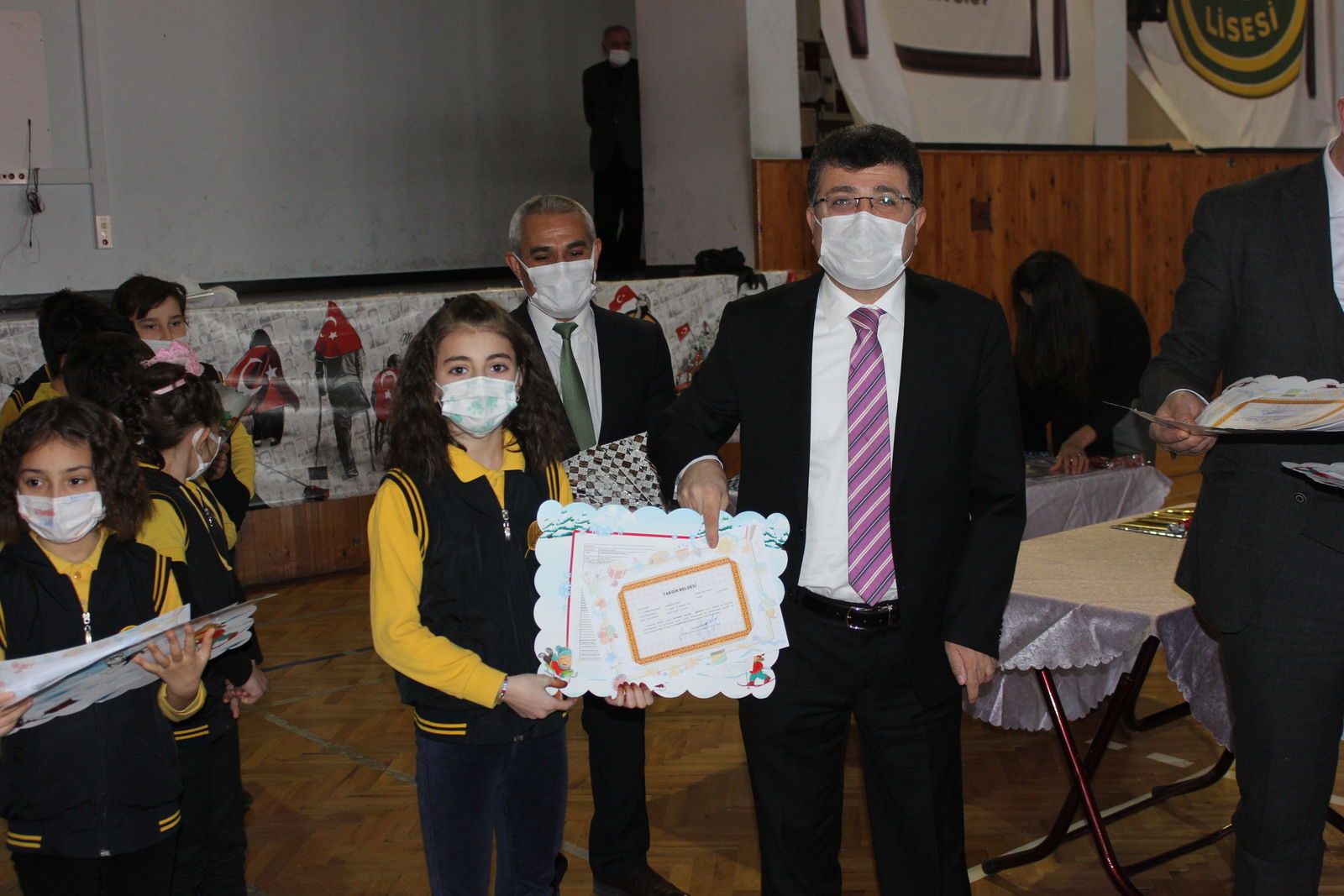 Bafra’da 24 bin öğrenci karnelerini aldı
