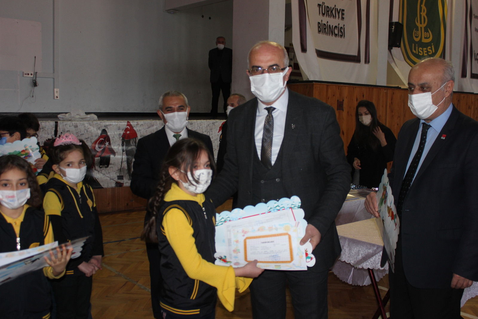 Bafra’da 24 bin öğrenci karnelerini aldı
