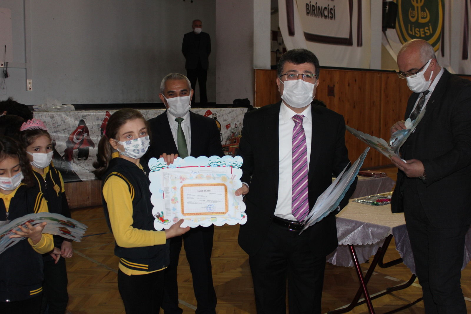 Bafra’da 24 bin öğrenci karnelerini aldı
