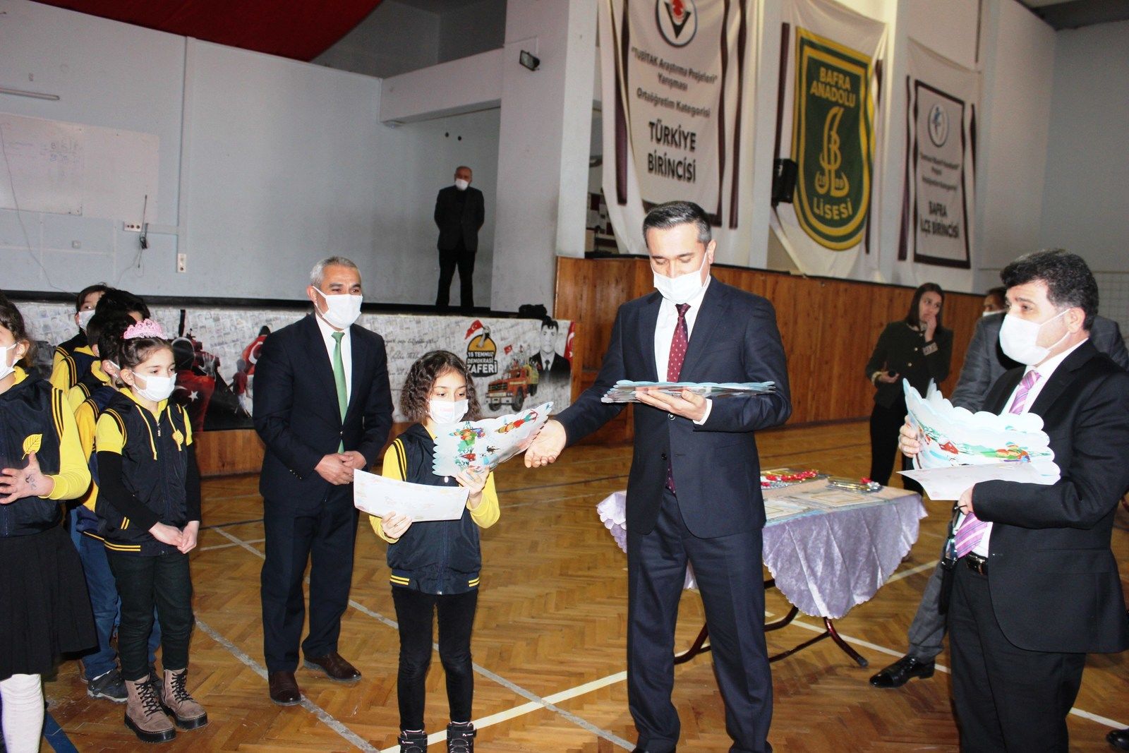 Bafra’da 24 bin öğrenci karnelerini aldı
