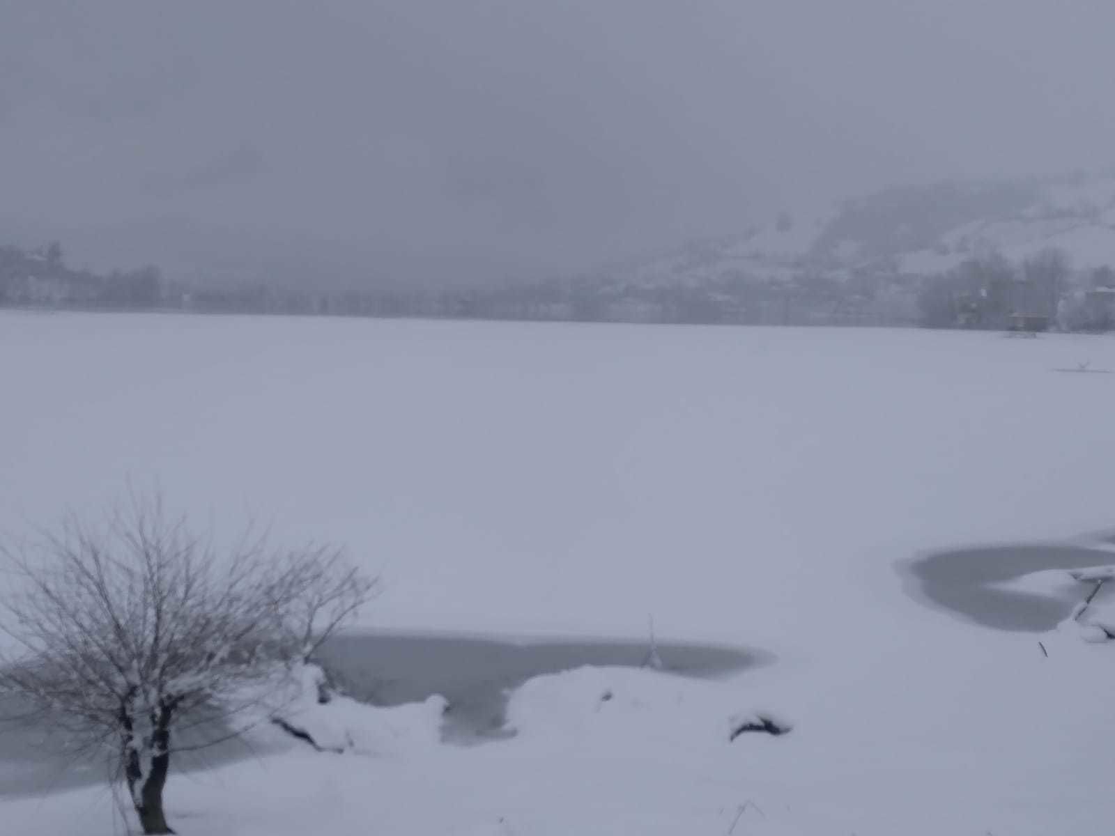 Derbent Baraj Gölü buz tuttu