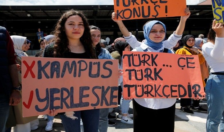 Öğrencilerden ‘Türkçe’ eylemi
Öğrencilerden ‘Türkçe’ eylemi