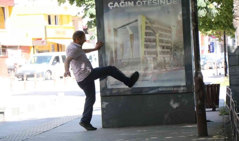 Şişede durduğu gibi durmadı
Şişede durduğu gibi durmadı