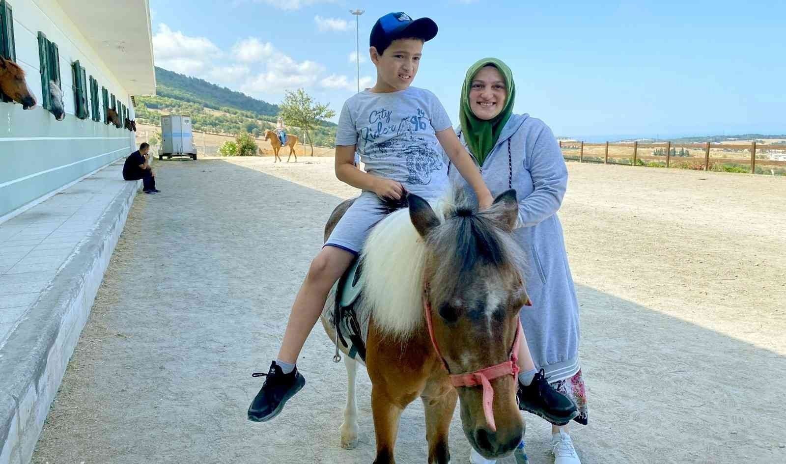 Özel çocuklara atlı terapi
