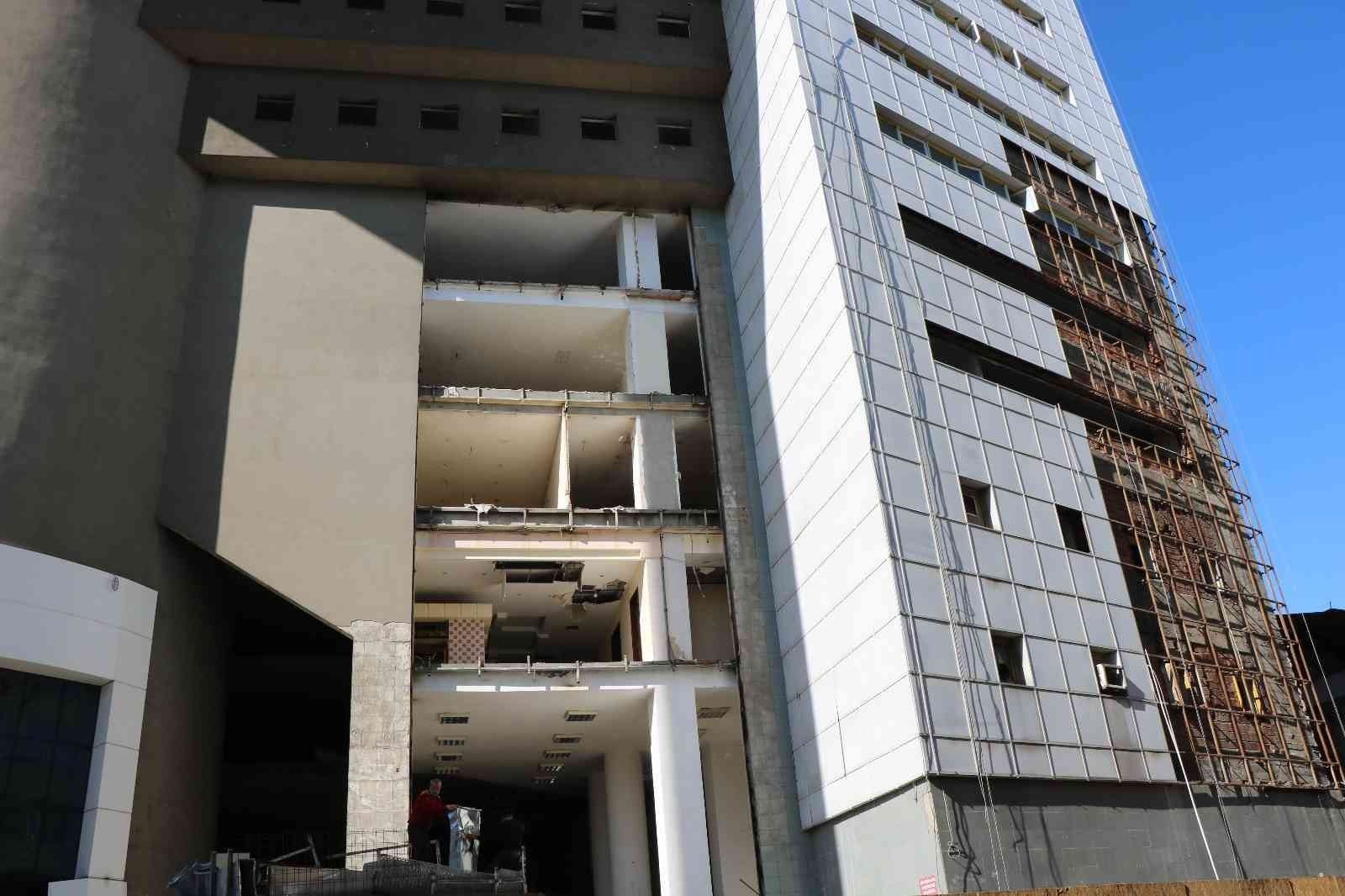 Dev bina yıkılıyor
