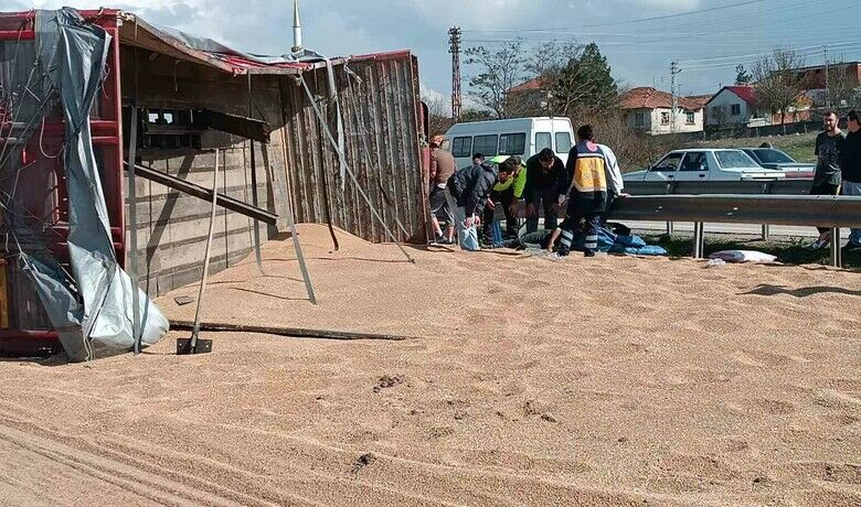 Buğday yüklü kamyon devrildi: 2 yaralı
Buğday yüklü kamyon devrildi: 2 yaralı