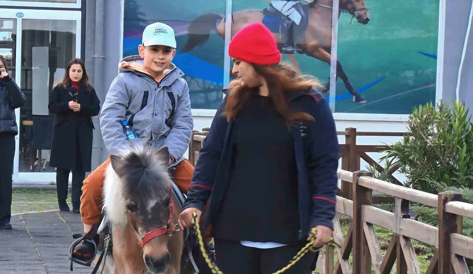Depremzede çocuklara atlı terapi