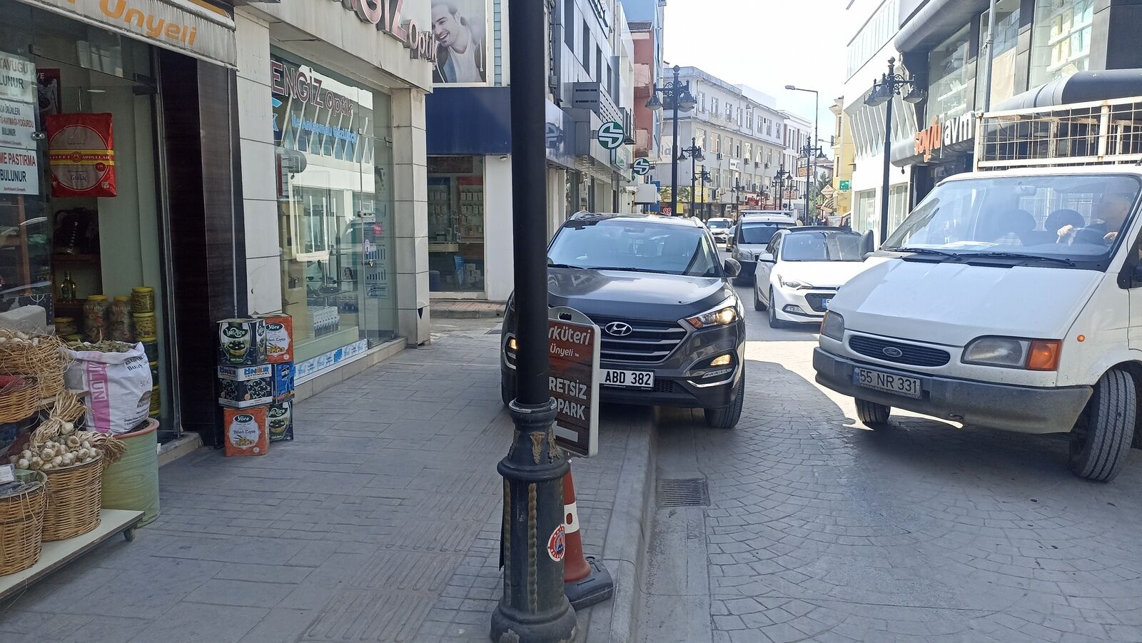 Tekel Caddesi'nde kaldırıma park